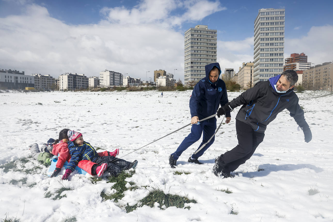 Fotos: Los vitorianos disfrutan de la nieve en los parques de Salburua y Zabalgana