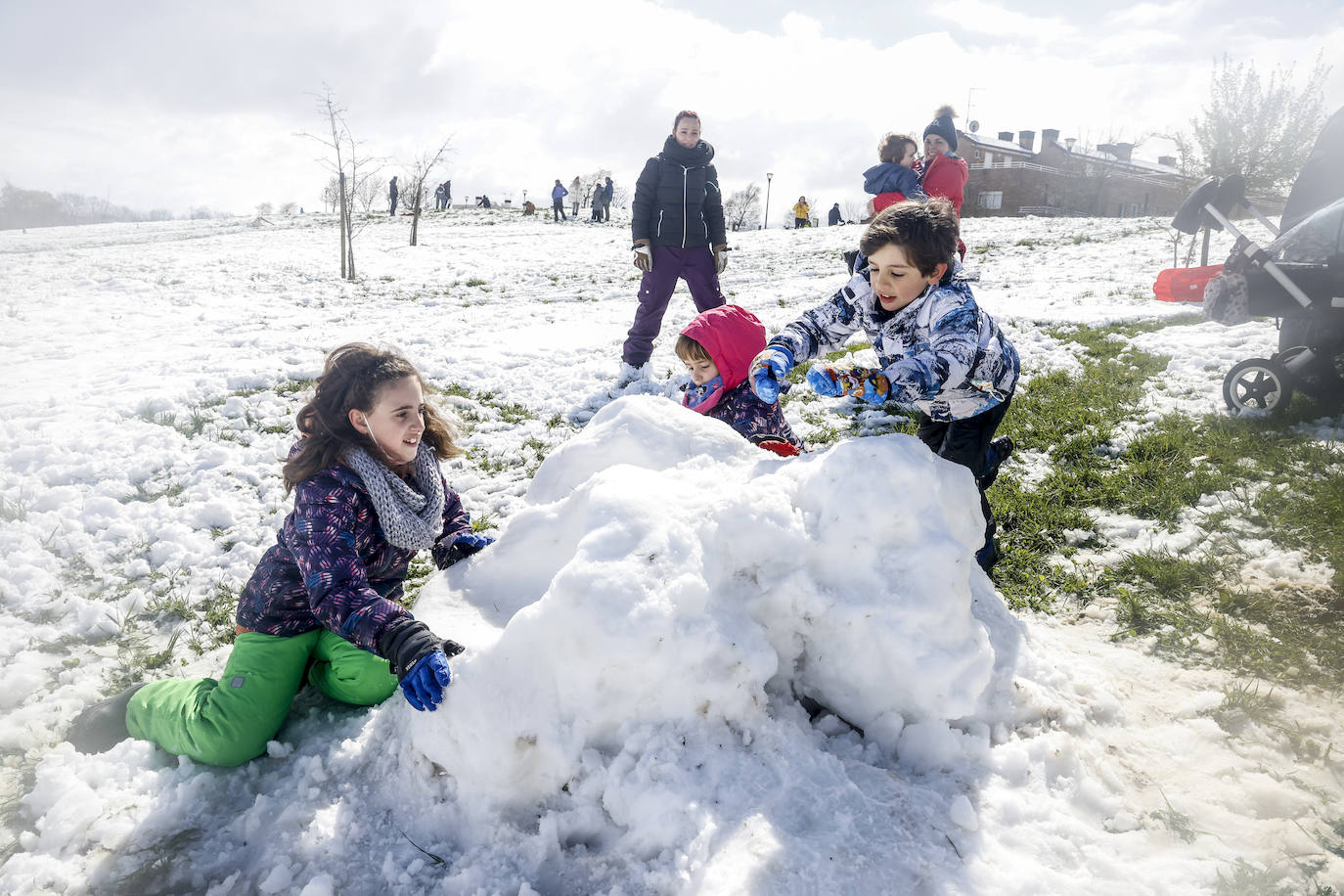 Fotos: Los vitorianos disfrutan de la nieve en los parques de Salburua y Zabalgana