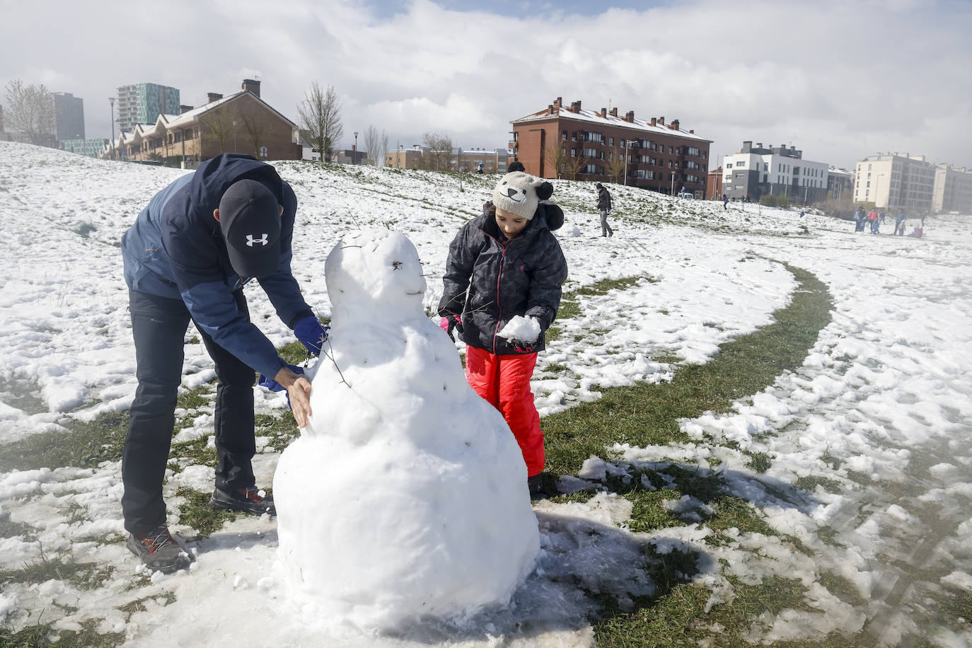 Fotos: Los vitorianos disfrutan de la nieve en los parques de Salburua y Zabalgana