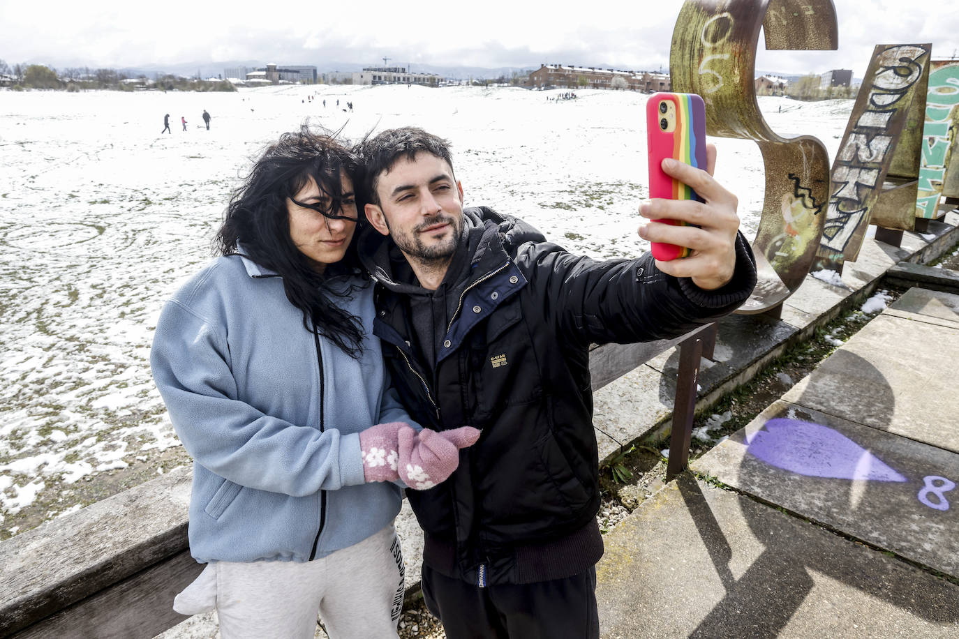 Fotos: Los vitorianos disfrutan de la nieve en los parques de Salburua y Zabalgana