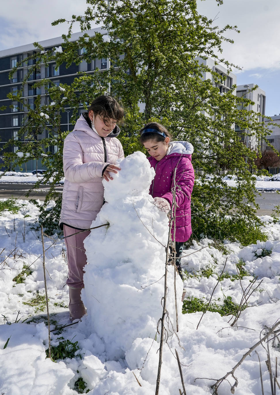 Fotos: Los vitorianos disfrutan de la nieve en los parques de Salburua y Zabalgana