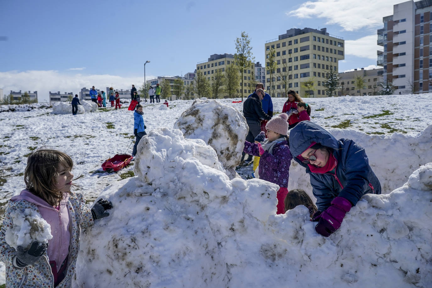 Fotos: Los vitorianos disfrutan de la nieve en los parques de Salburua y Zabalgana