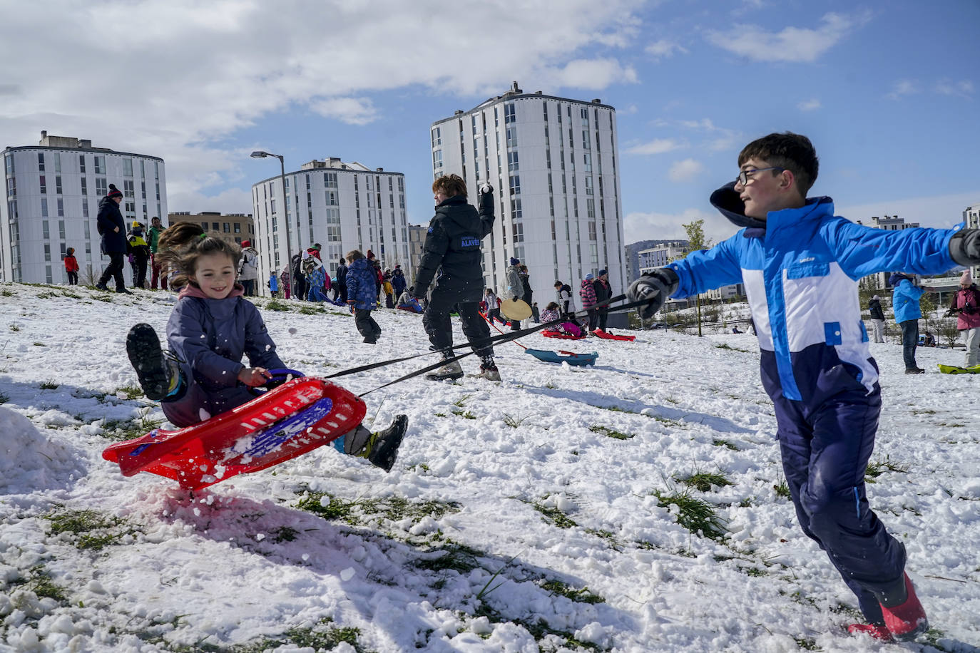 Fotos: Los vitorianos disfrutan de la nieve en los parques de Salburua y Zabalgana