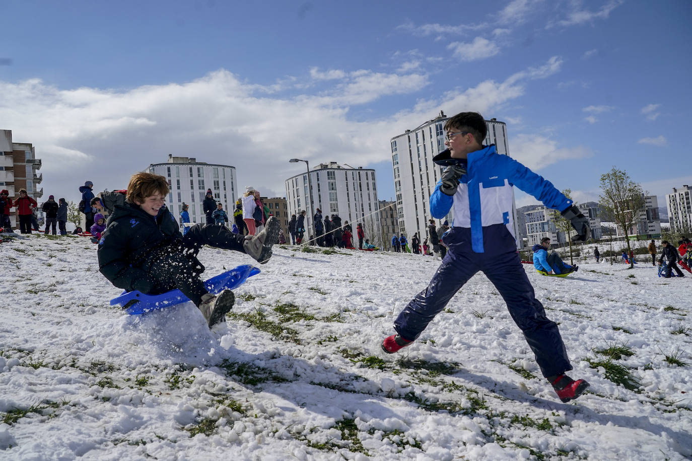 Fotos: Los vitorianos disfrutan de la nieve en los parques de Salburua y Zabalgana