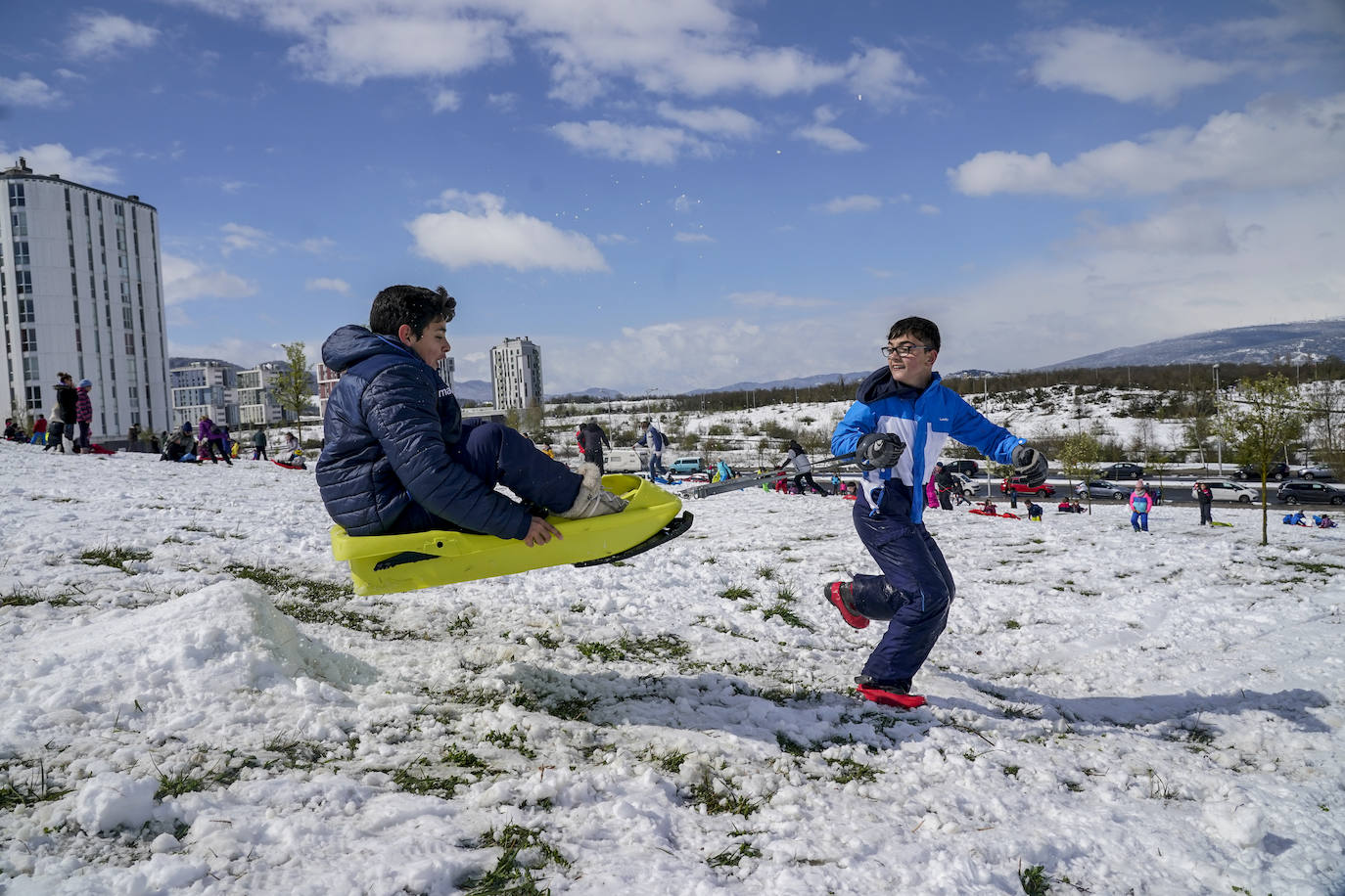 Fotos: Los vitorianos disfrutan de la nieve en los parques de Salburua y Zabalgana