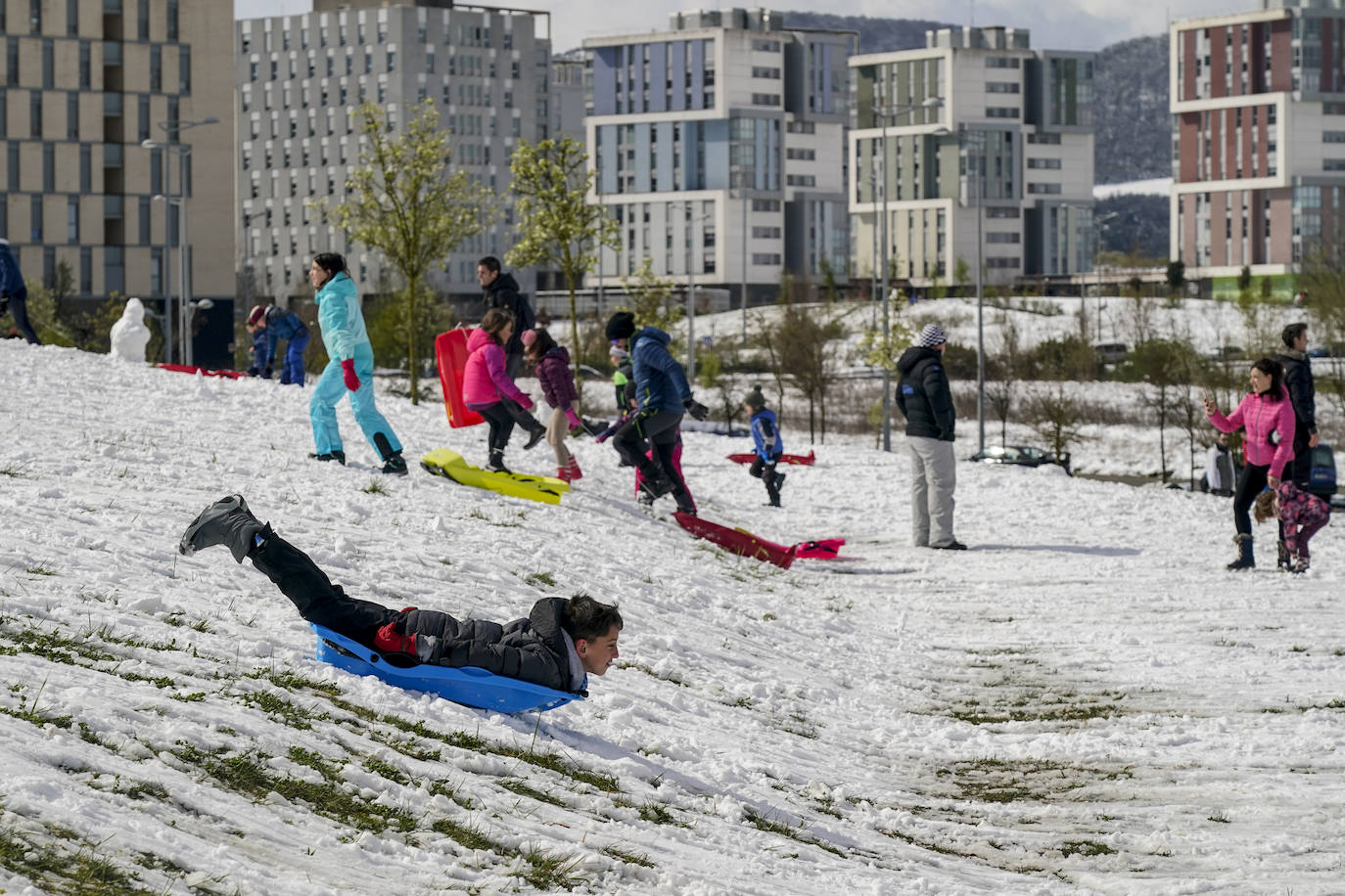 Fotos: Los vitorianos disfrutan de la nieve en los parques de Salburua y Zabalgana