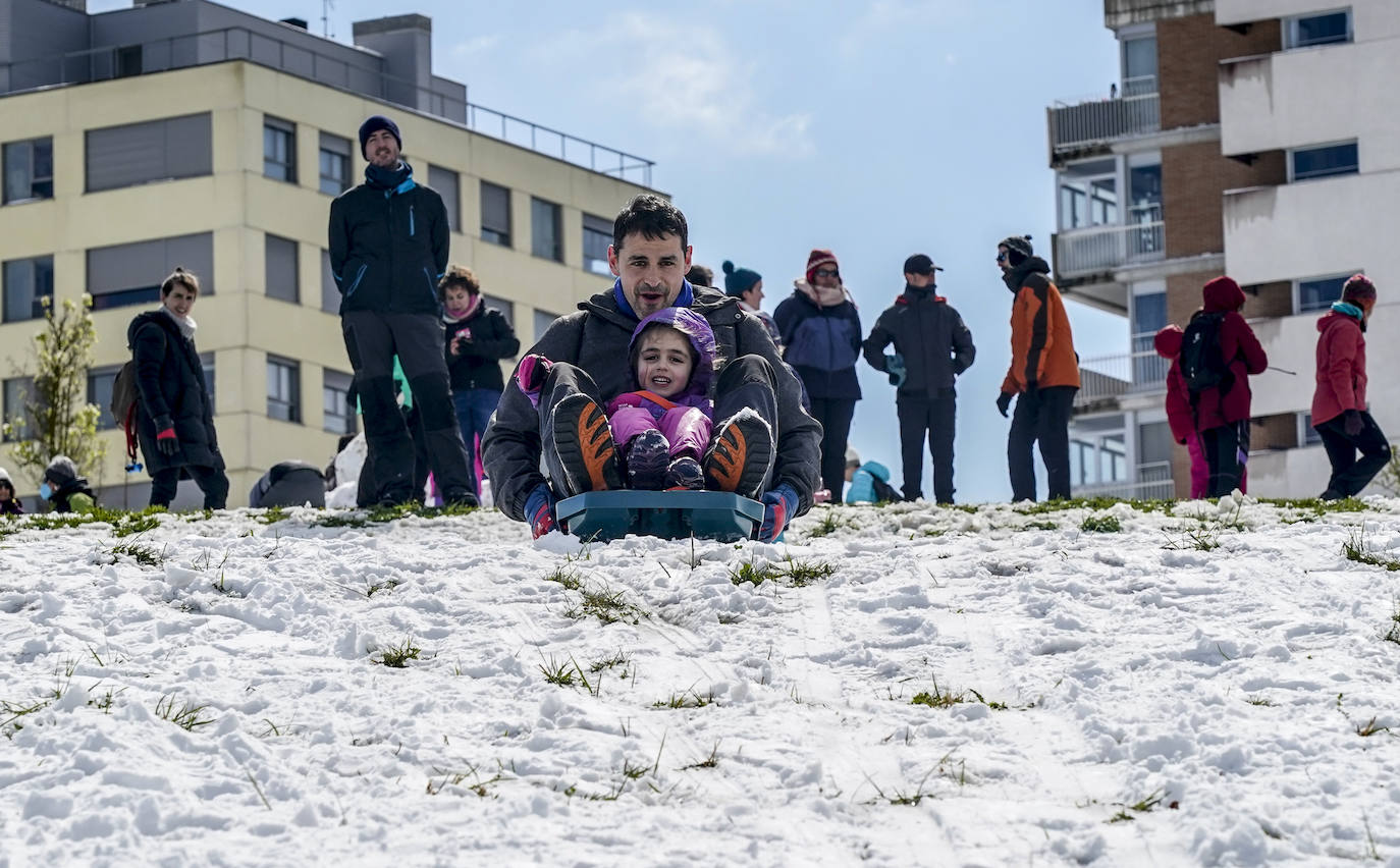 Fotos: Los vitorianos disfrutan de la nieve en los parques de Salburua y Zabalgana