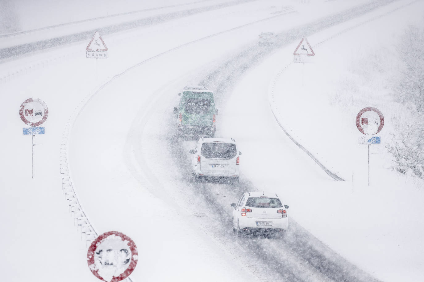 Fotos: El temporal de nieve sorprende a Vitoria y Álava en primavera