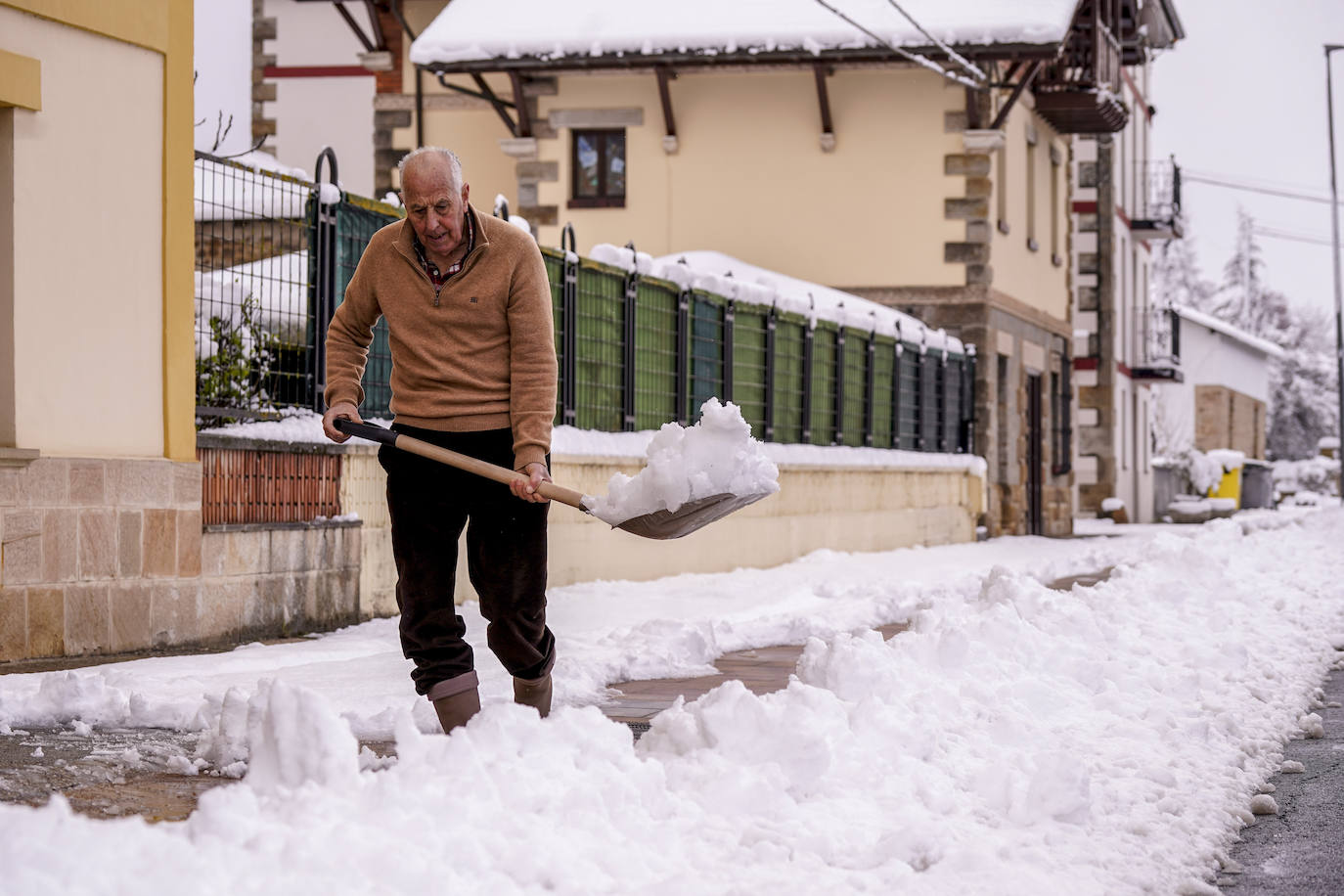 Fotos: El temporal de nieve sorprende a Vitoria y Álava en primavera