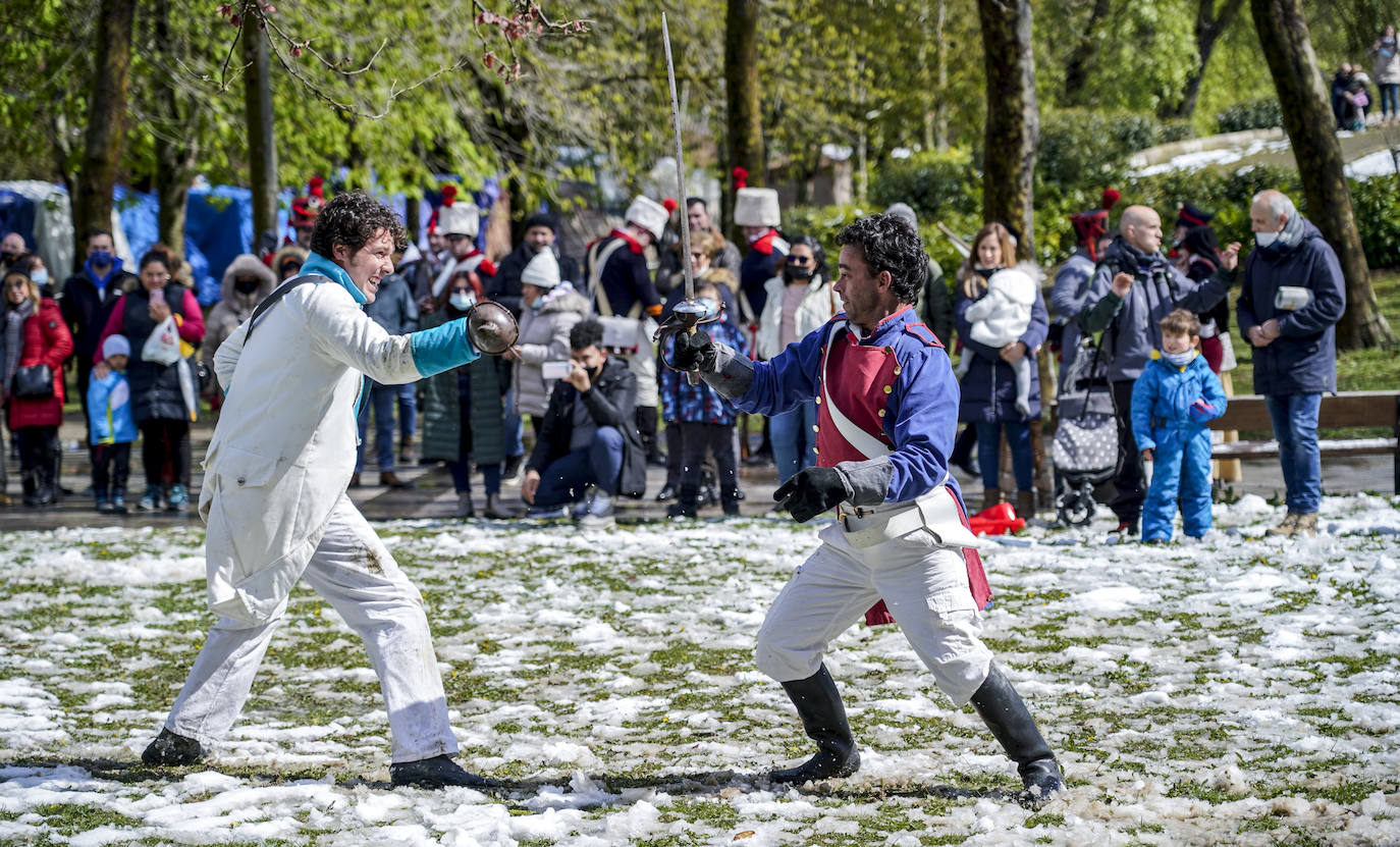 Los recreacionistas muestran la nobleza de la esgrima al público en Lakua-Arriaga.