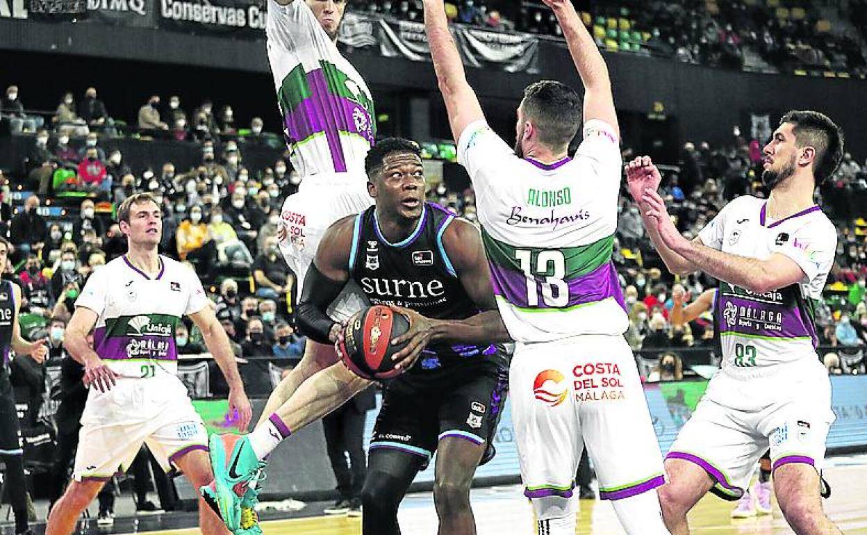 Ángel Delgado busca el camino hacia el aro en Málaga.