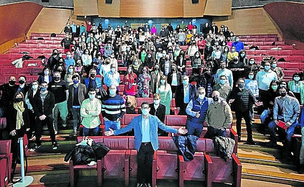 El presentador, Xosé Castro, posa ayer junto a ponentes durante la jornada de apertura del congreso en el escenario del auditorio del Museo Guggenheim.