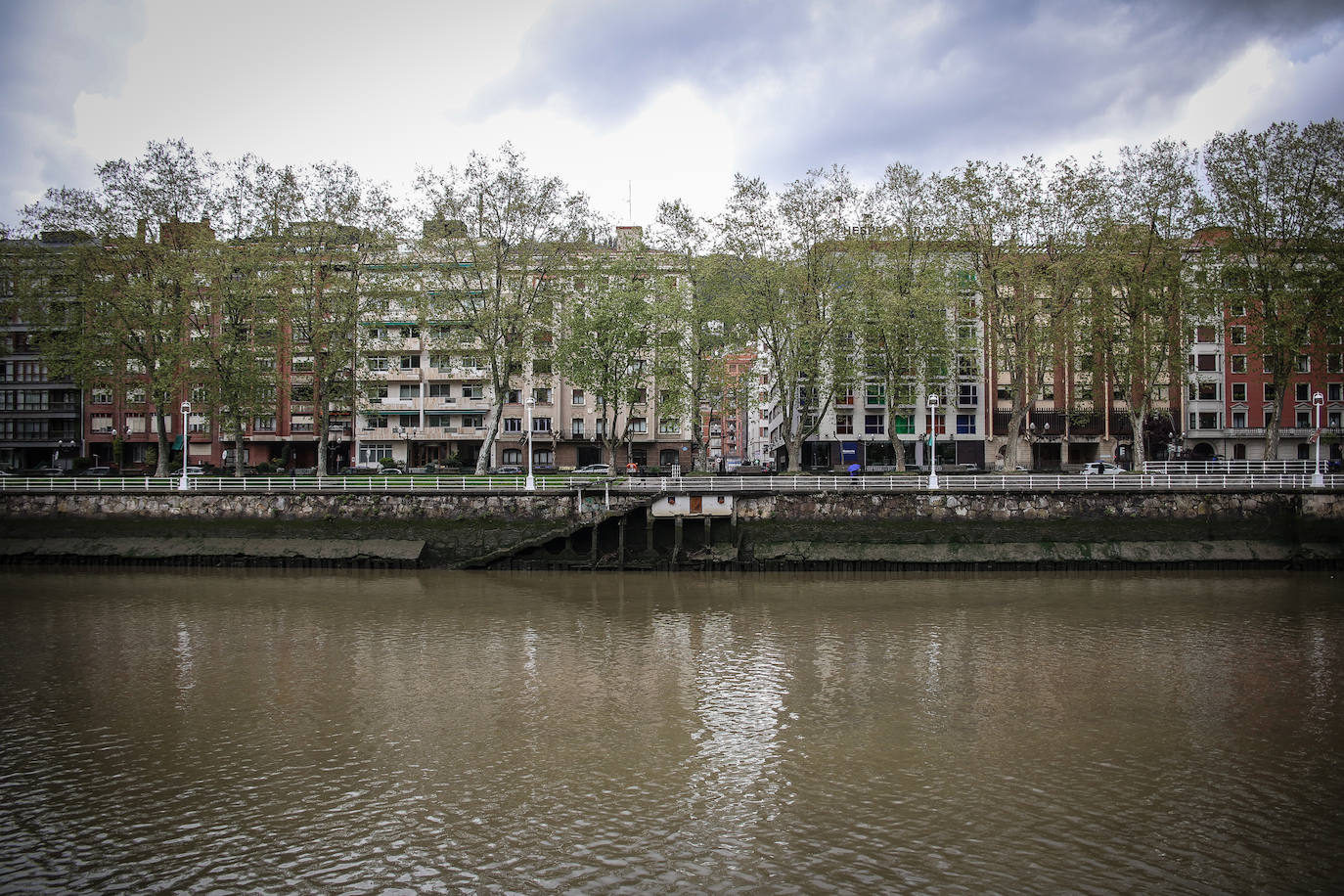 Fotos: La misteriosa caseta sobre la ría de Bilbao cuyos geranios nunca se marchitan