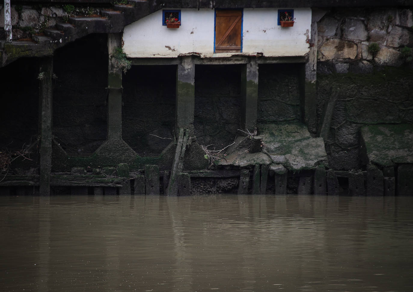 Fotos: La misteriosa caseta sobre la ría de Bilbao cuyos geranios nunca se marchitan