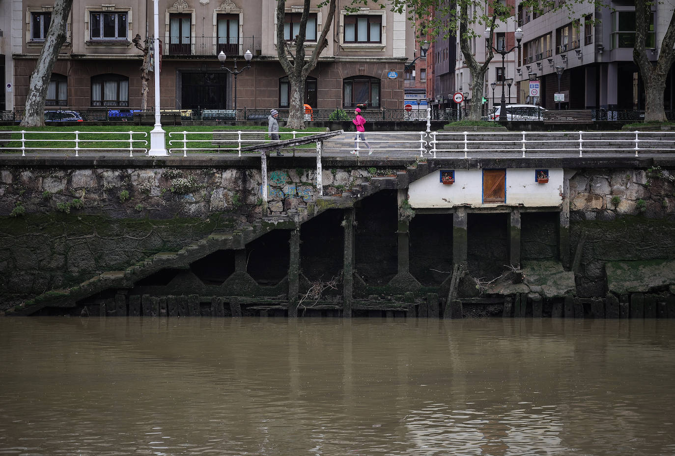 Fotos: La misteriosa caseta sobre la ría de Bilbao cuyos geranios nunca se marchitan