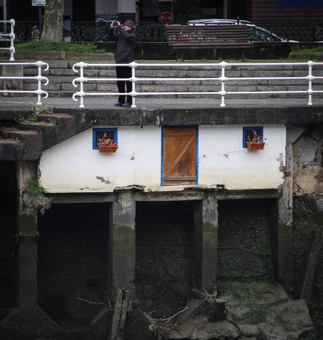 Fotos: La misteriosa caseta sobre la ría de Bilbao cuyos geranios nunca se marchitan