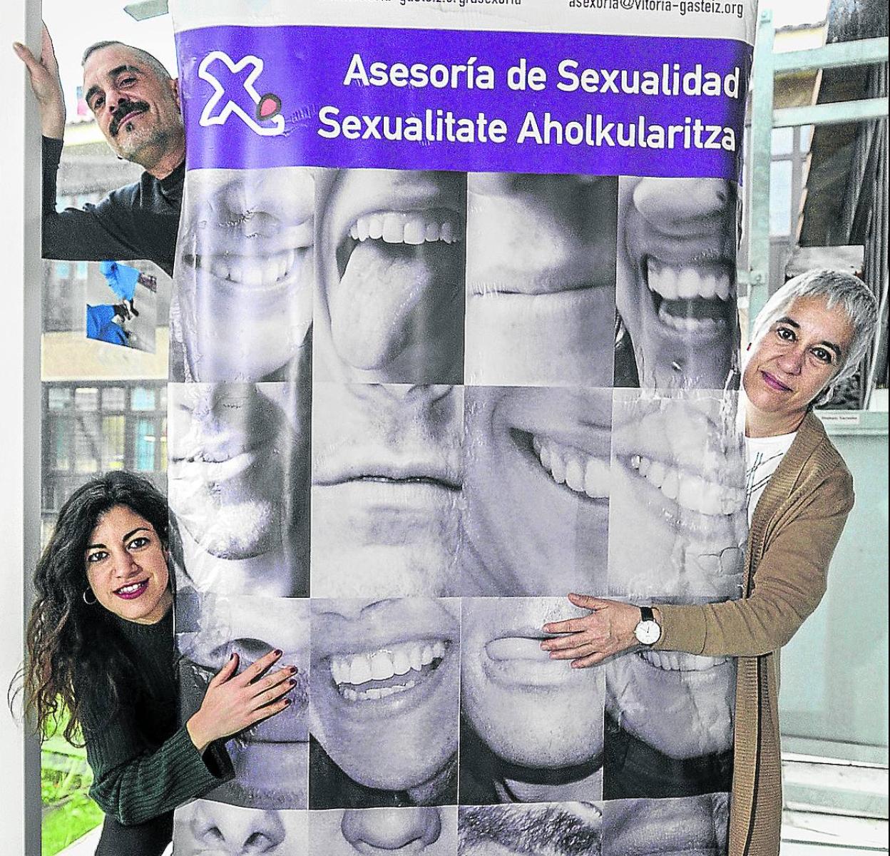 Aitziber Argote, Ana Ramírez de Ocáriz (abajo) y Raúl Marcos, a la entrada de la Asexoría. 