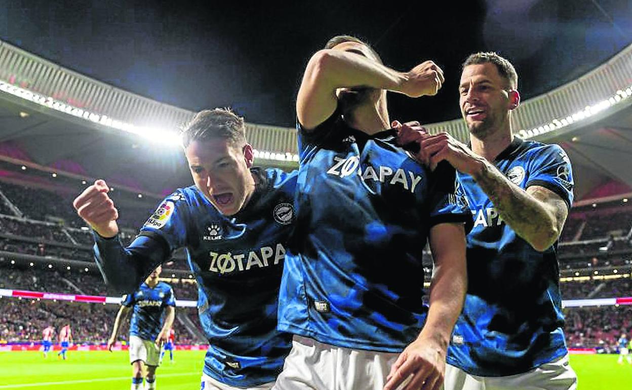 Vallejo, Escalante y Edgar celebran el gol del argentino.