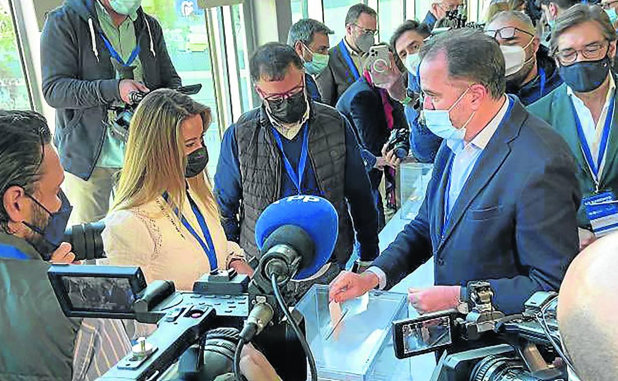 Iturgaiz, seguido de Oyarzábal, participa en la votación que culminó ayer en Sevilla con la elección de Feijóo como nuevo presidente nacional. 