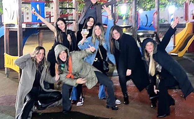 Las chicas de despedida de soltera en un parque de Bilbao.