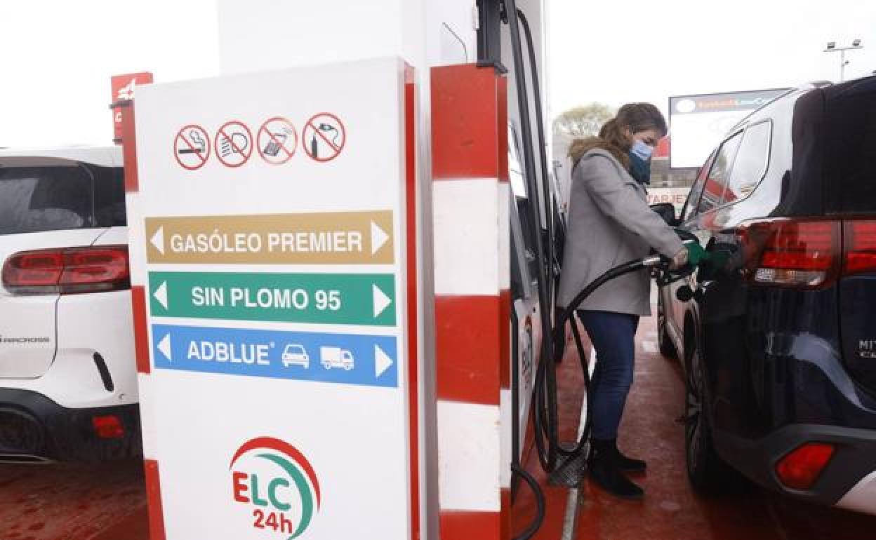 Una cliente llena el depósito de su coche.