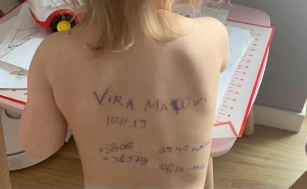 Familias ucranianas escriben su contacto en el cuerpo de sus hijos por si matan a los padres y ellos sobreviven