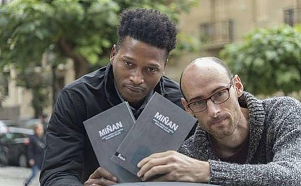 El protagonista Ibrahima Balde junto a Amets Arzallus, en la presentación del libro en euskera. /