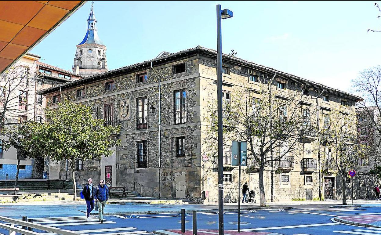 El inmueble de tres plantas y un jardín interior aspira a convertirse en un alojamiento con encanto en el Casco Medieval.