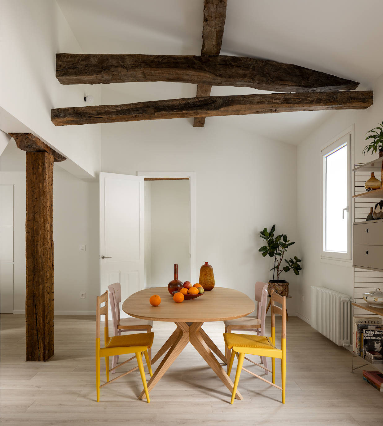 Fotos: Este piso antiguo de Bilbao se ha convertido en un impresionante dúplex minimalista