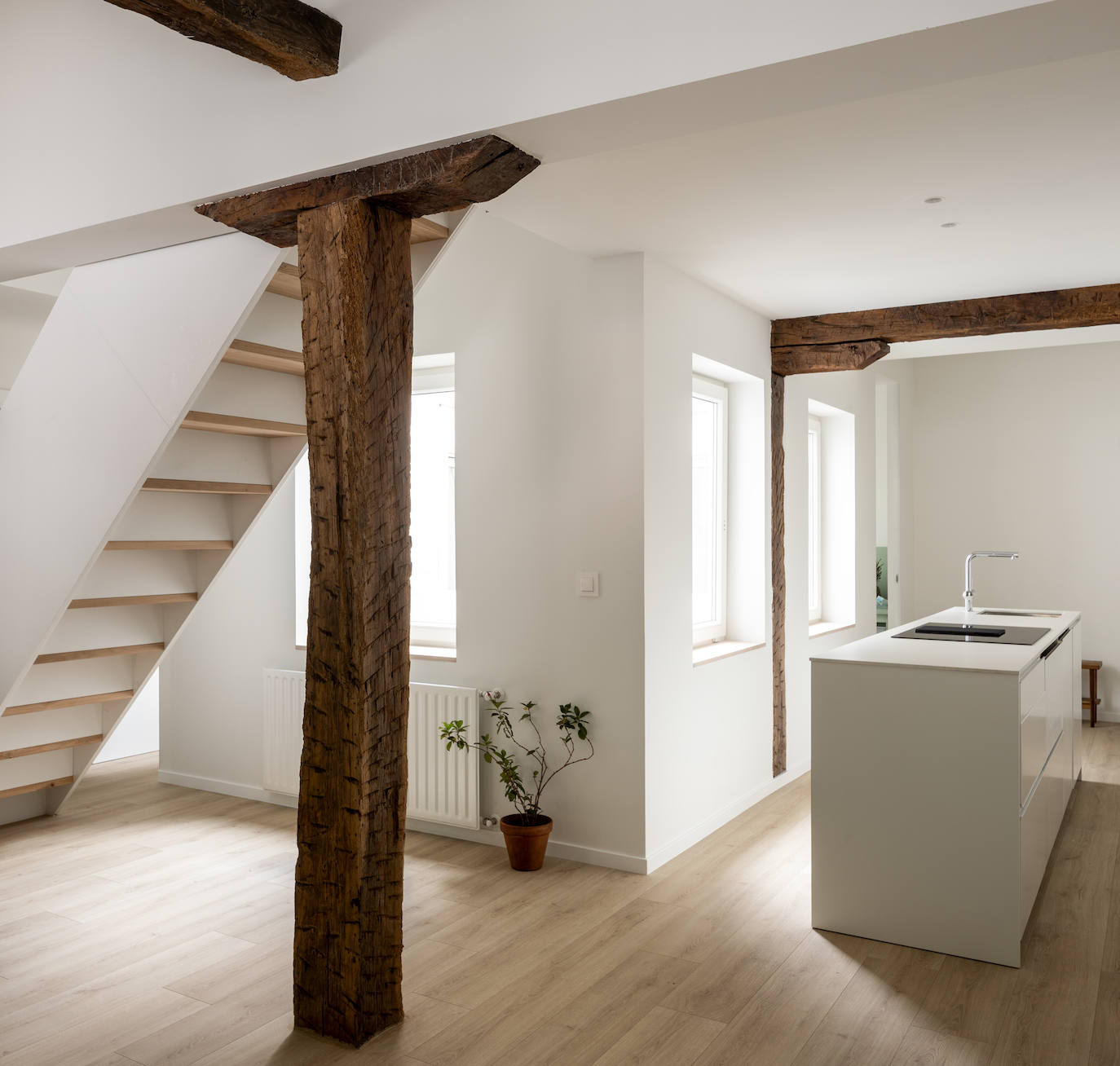 Fotos: Este piso antiguo de Bilbao se ha convertido en un impresionante dúplex minimalista