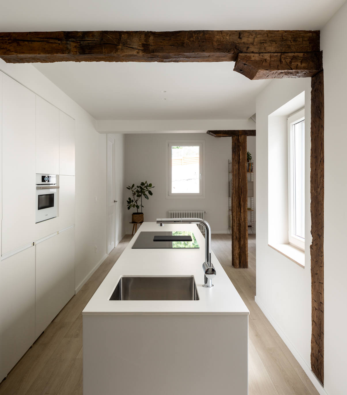 Fotos: Este piso antiguo de Bilbao se ha convertido en un impresionante dúplex minimalista