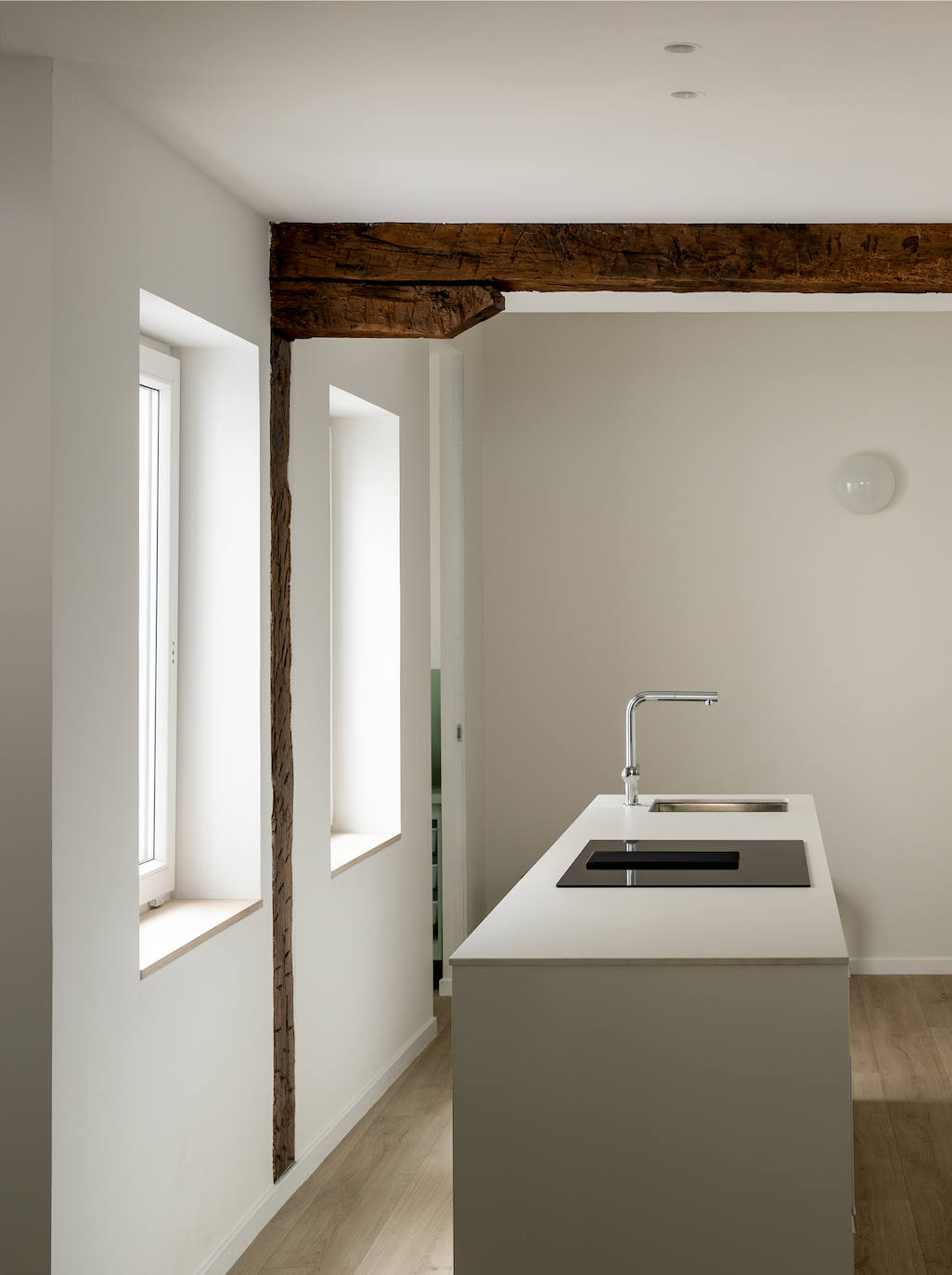 Fotos: Este piso antiguo de Bilbao se ha convertido en un impresionante dúplex minimalista