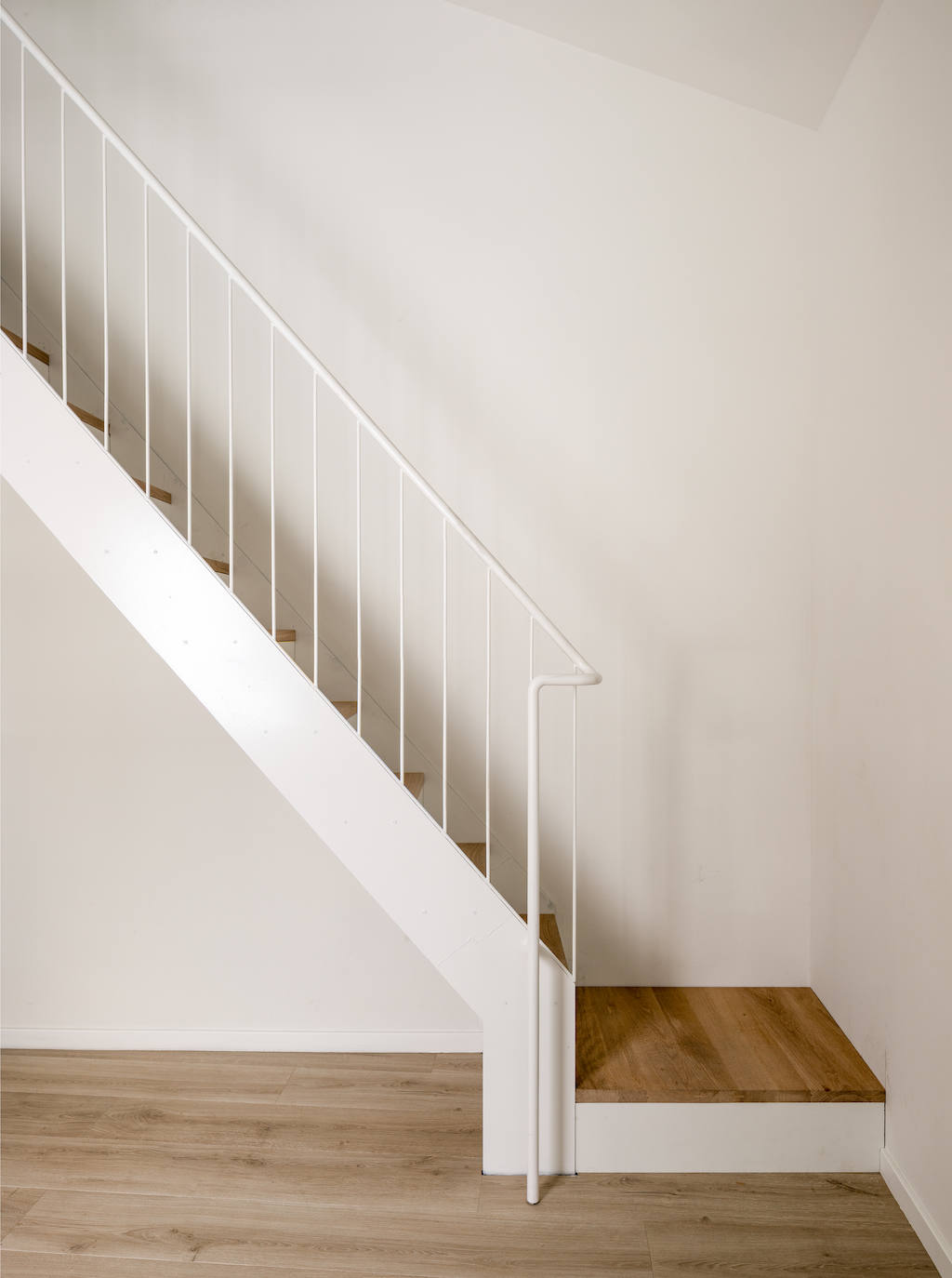 Fotos: Este piso antiguo de Bilbao se ha convertido en un impresionante dúplex minimalista