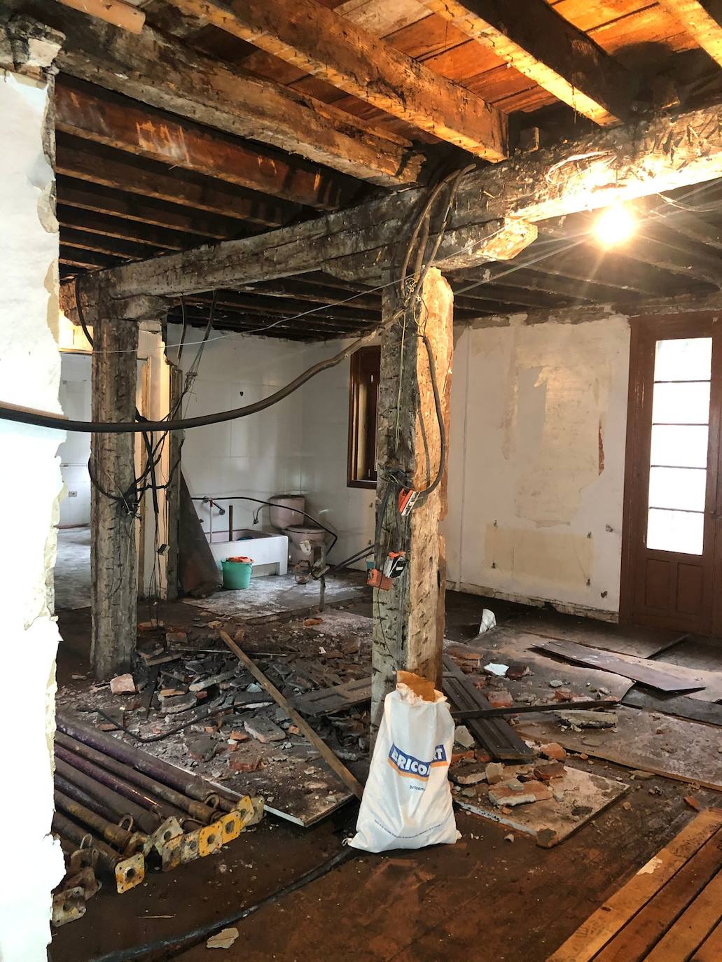 Fotos: Este piso antiguo de Bilbao se ha convertido en un impresionante dúplex minimalista