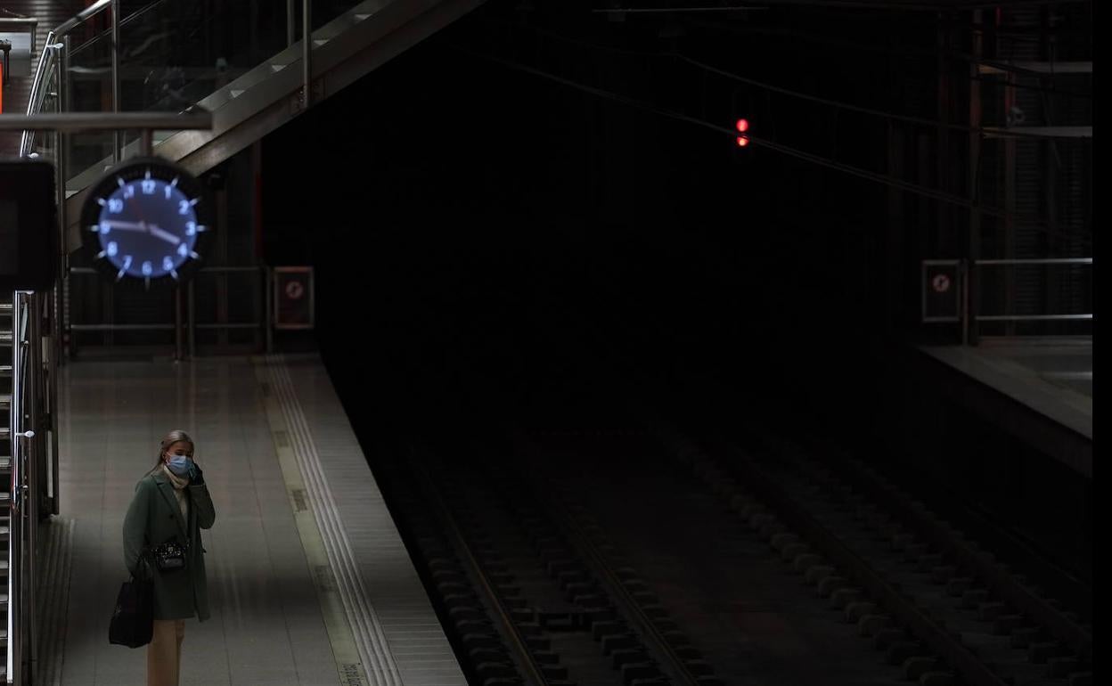 Una mujer espera al metro en Bilbao