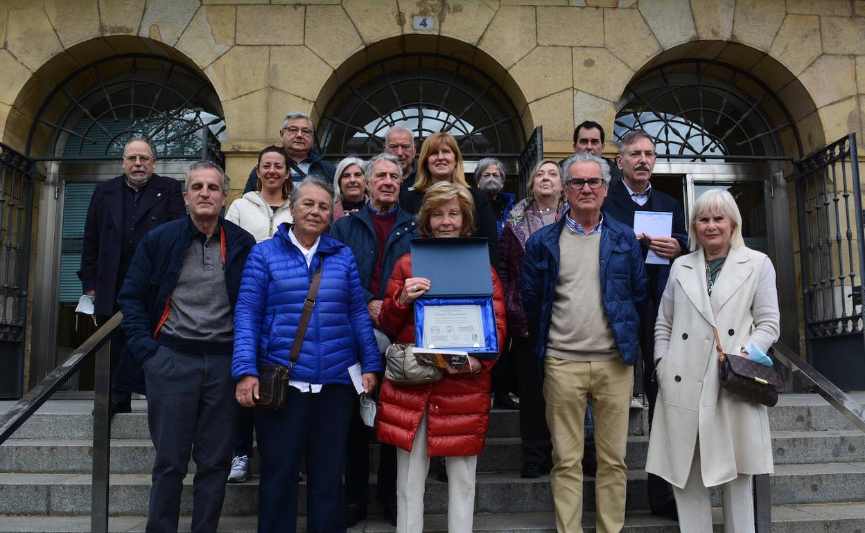 Los nietos de Santos Zunzunegui posan con la placa conmemorativa junto a los diferentes asistentes al acto y la alcaldesa de Sestao, Ainhoa Basabe