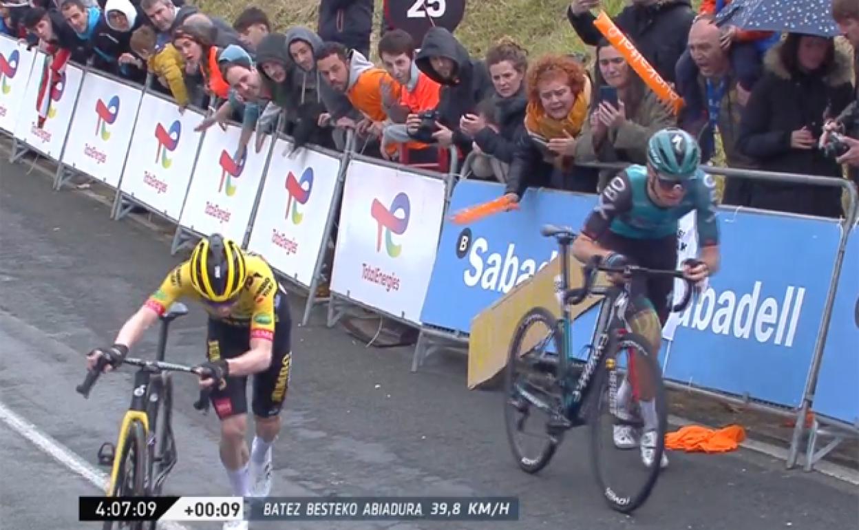 Itzulia: Ciclistas a pie en los últimos 25 metros