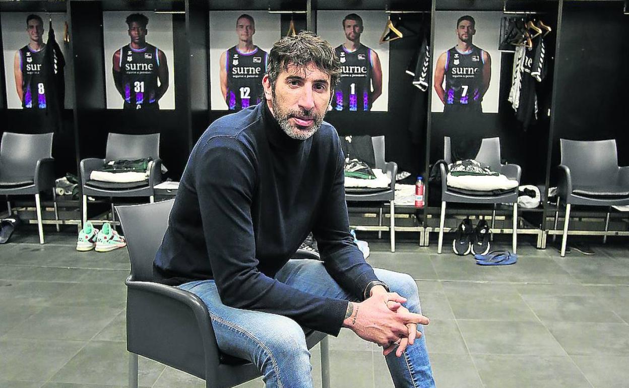 Álex Mumbrú posa para la sesión fotográfica en el vestuario del equipo en Miribilla. 