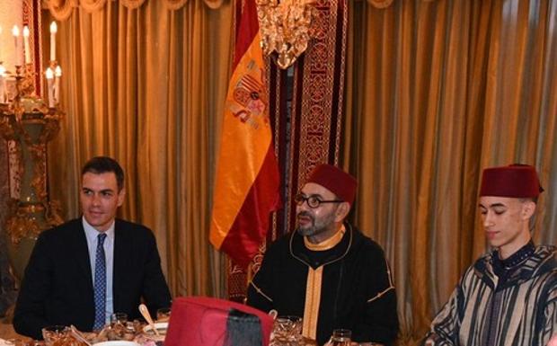 En la imagen, tras Pedro Sánchez y Mohamed VI, aparece la bandera de España al revés /EFE