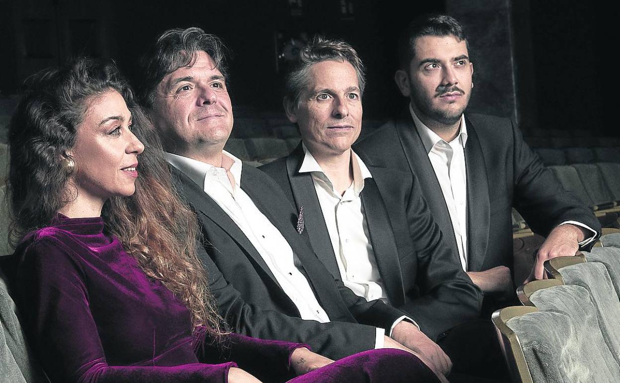 Juan Carlos Garvayo, junto a Sandra Carrasco, con José Miguel Gómez y Ferdinando Trematore del trío Arbós. 