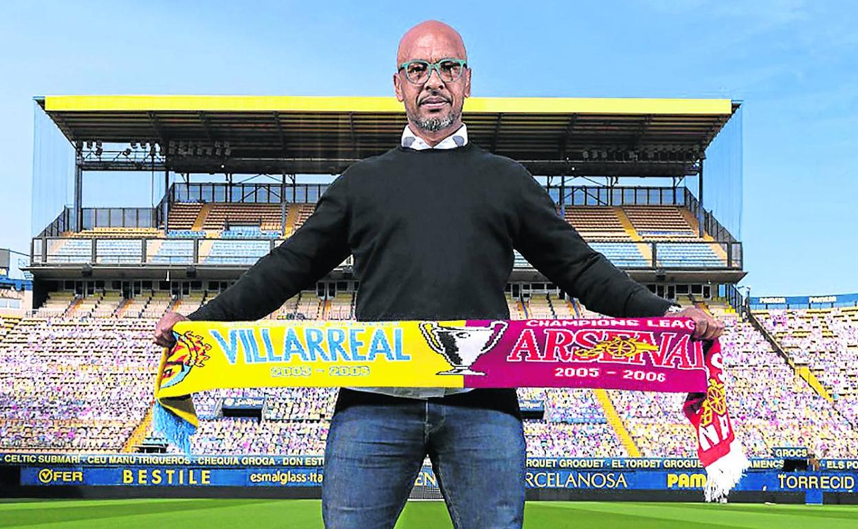 Senna posa en el estadio de La Cerámica en abril con la bufanda conmemorativa del Villarreal-Arsenal de semifinal de la Champions. 