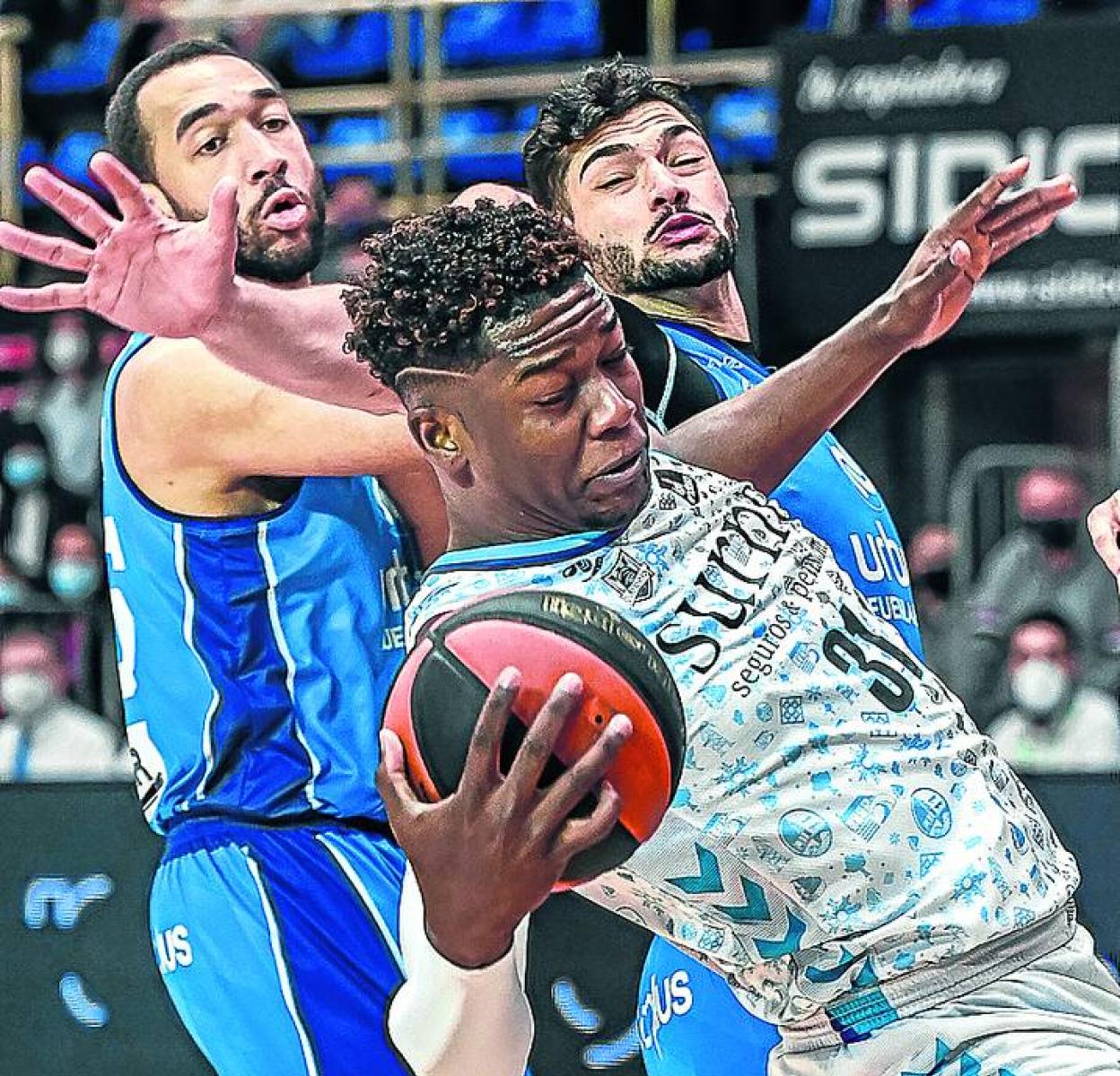 Mumbrú afirma que Delgado recibe «hachazos» de sus rivales. 