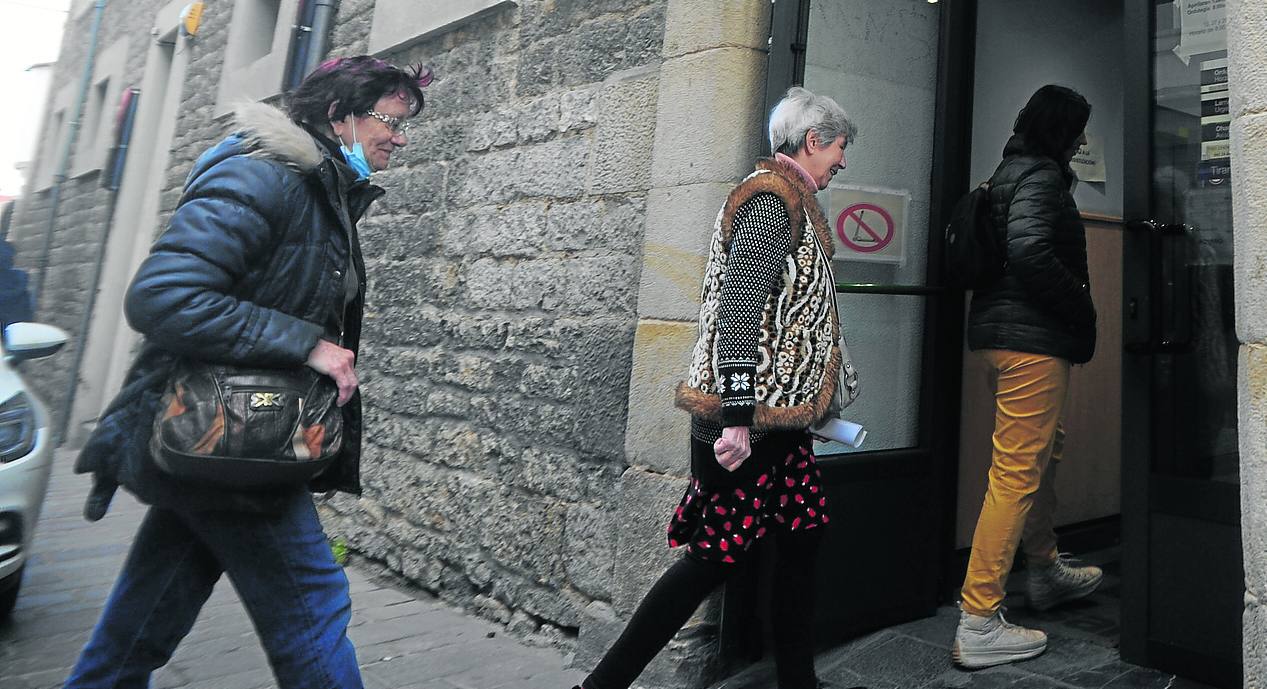 Larisa y Valentina acuden a su cita con el médico de cabecera en el ambulatorio del Casco Viejo.