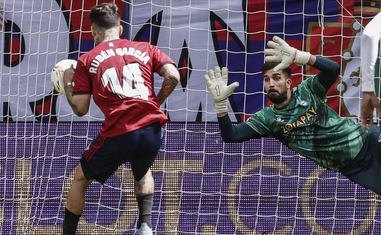 Pacheco se estira para detener el penalti lanzado por Rubén García. Es el tercero que el guardameta detiene esta temporada. 