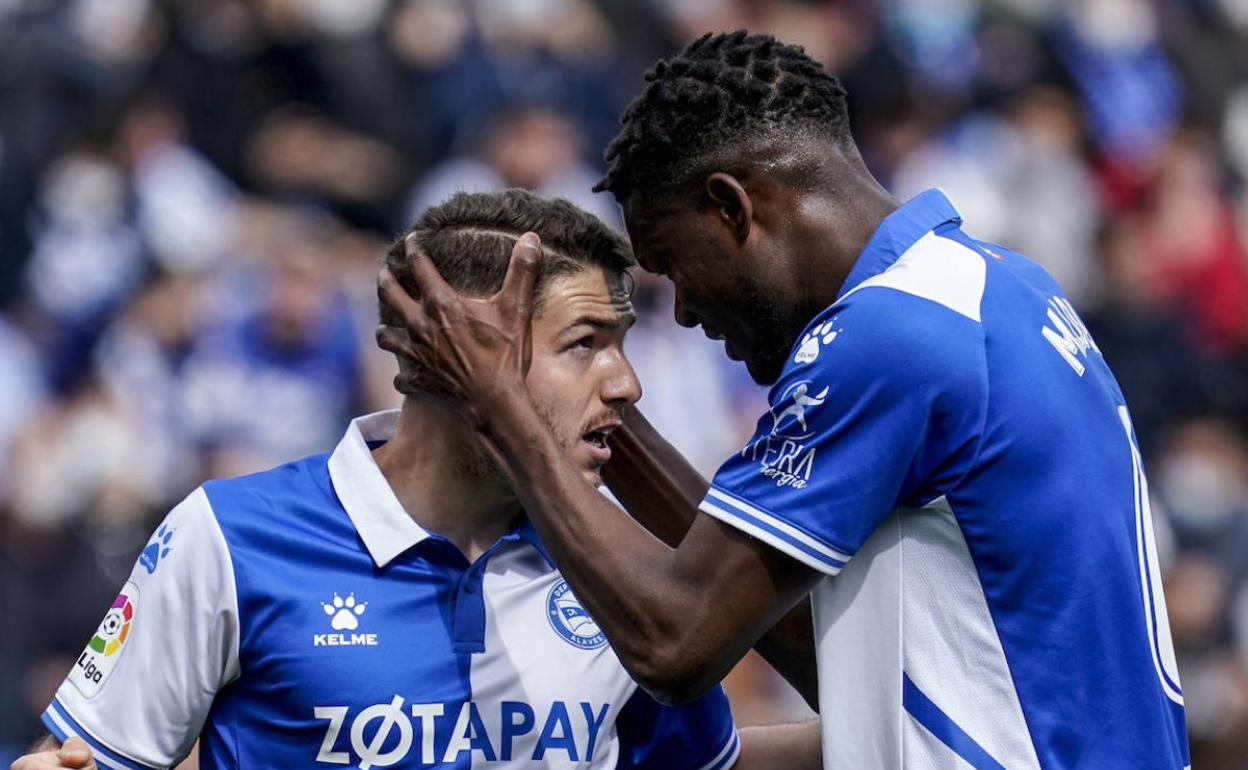 VAllejo y Loum, en el duelo ante el Granada. 