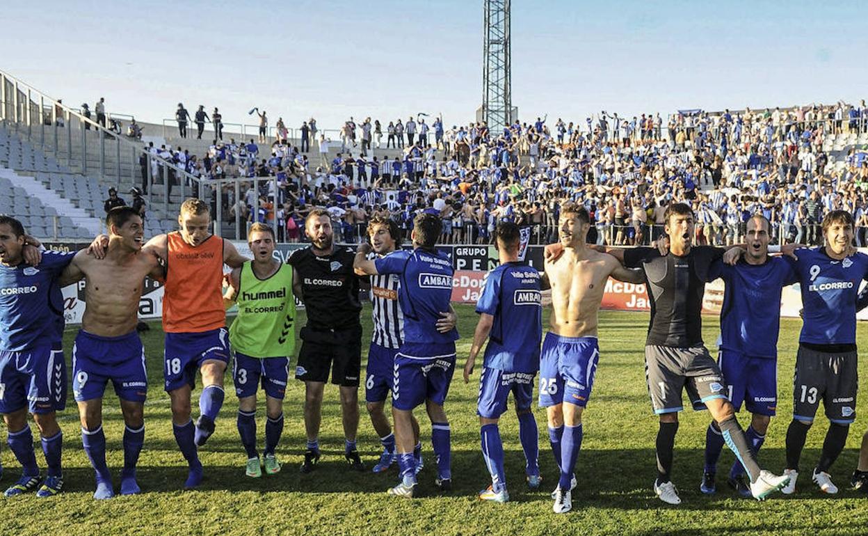 La plantilla albiazul corresponde con euforia a la celebración de la hinchada en la Nueva Victoria de Jaén tras el triunfo que valió la permanencia en Segunda. 