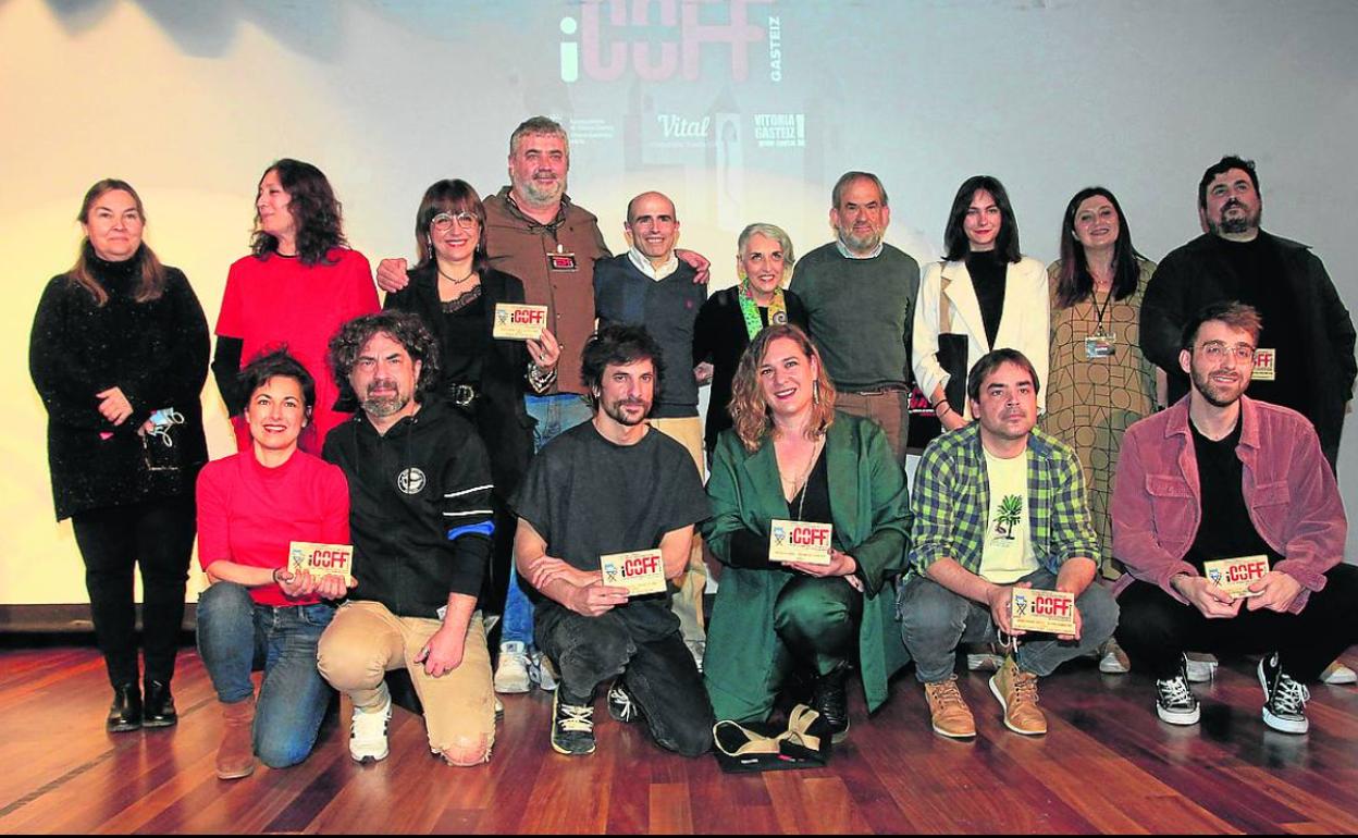Foto de familia de los premiados y los organizadores del festival. 