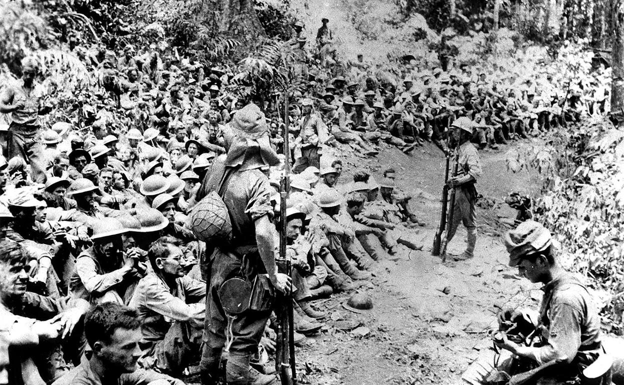 Combatientes estadounidenses, rendidos tras la batalla de Bataán, antes emprender la Marcha de la Muerte, custodiados por soldados japoneses. 