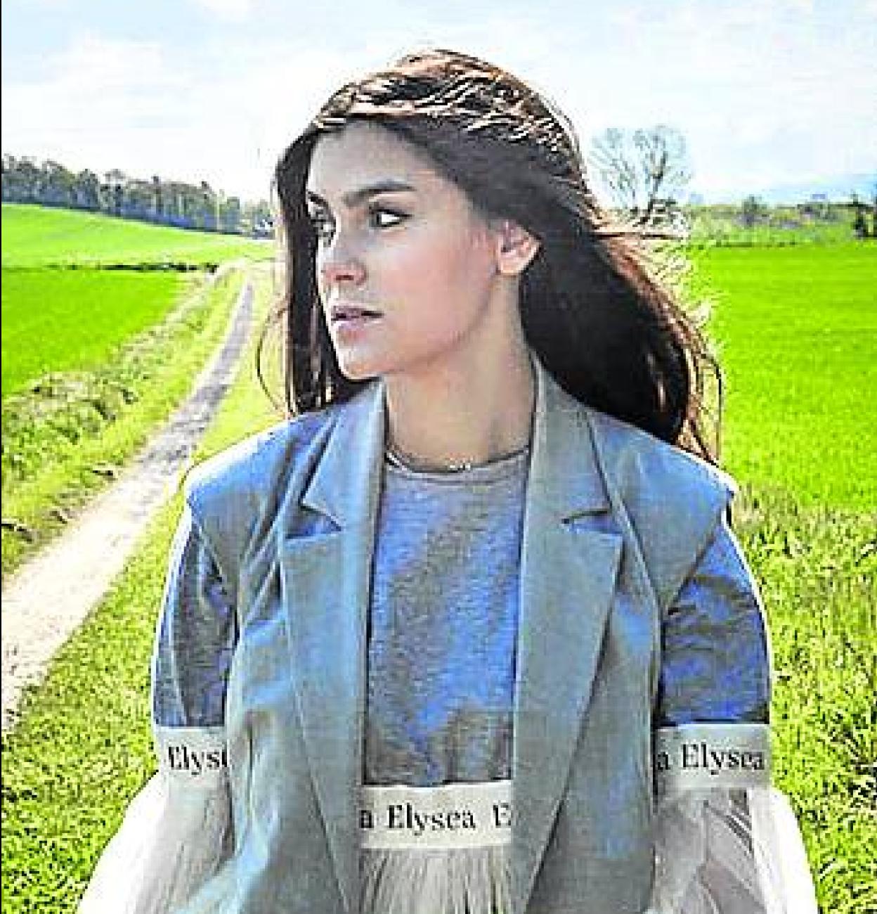 Eva con uno de los diseños de su marca Elysea. 