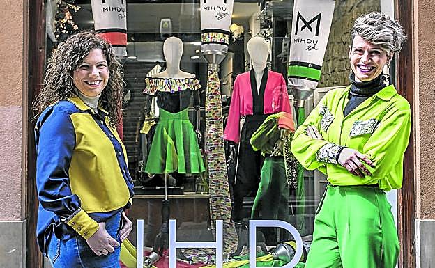 Jessica Menéndez y Naroa Madinabeitia, creadoras de Mihdu, frente al escaparate de EzDakit. 